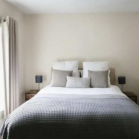 Centre, Superb 2 Bedroom *