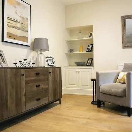 Centre, Superb 2 Bedroom 度假居 *