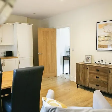 Centre, Superb 2 Bedroom *