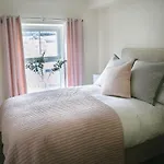 Centre, Superb 2 Bedroom *